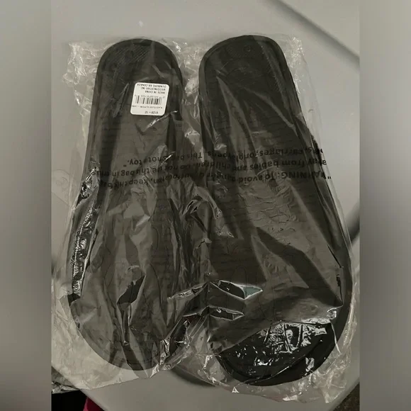 Ladies Slippers - Picture 2 of 3